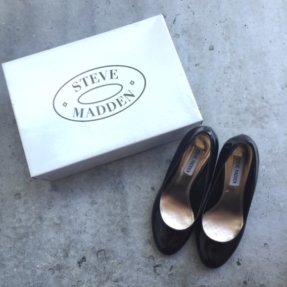 Steve Madden Ulltra Black Patent Leather Round Toe Pumps - Picture 3 of 5
